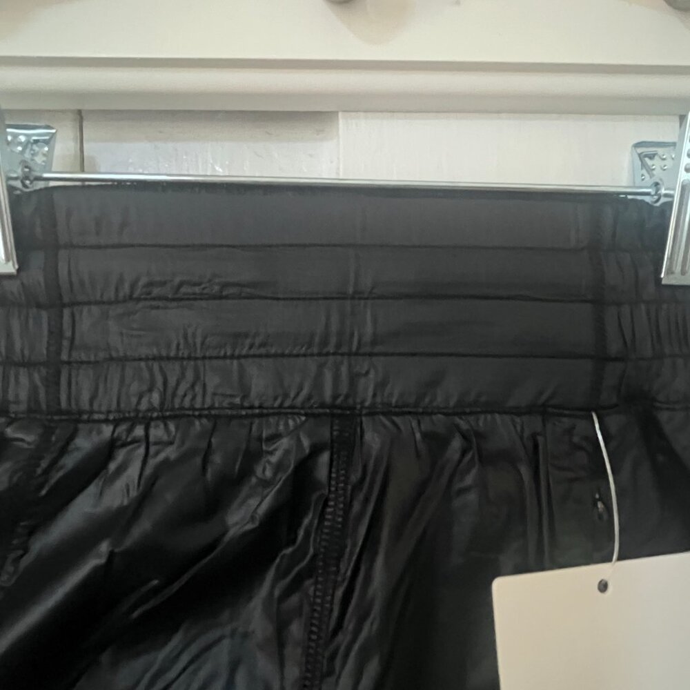 LULULEMON BRAND NEW WOMEN'S BLACK ATHLETIC SHORTS, SIZE 0 - Picture 5 of 14